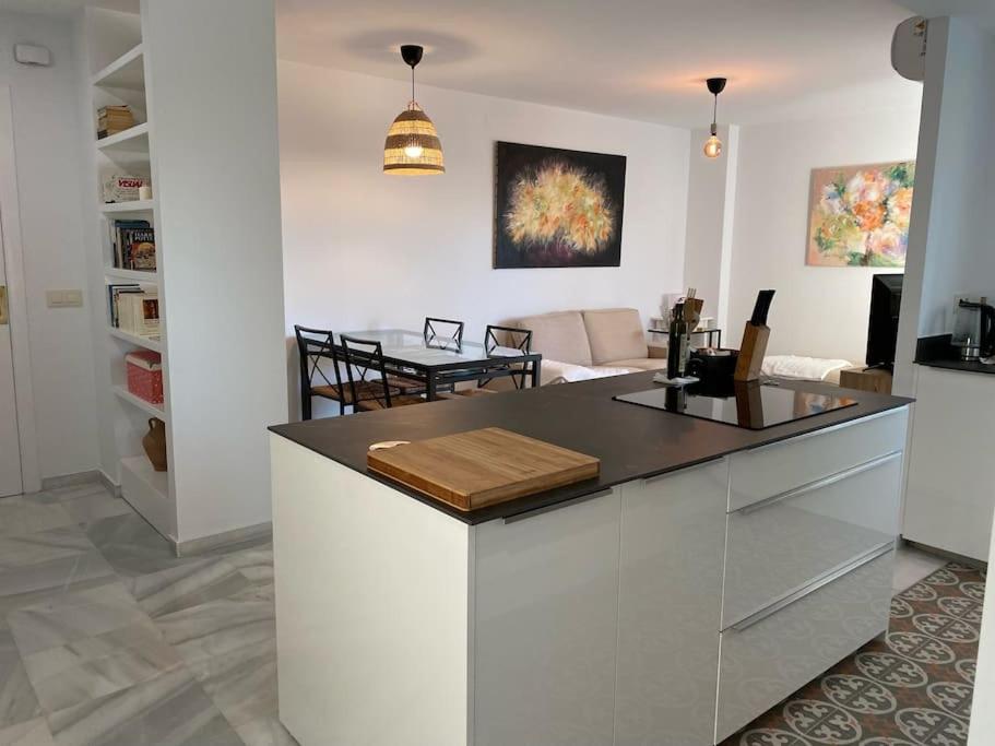 Piso muy moderno para 4 personas y una cuna a 7 min caminando a la playa, con aire, balcón con vistas y 2 piscinas - 4