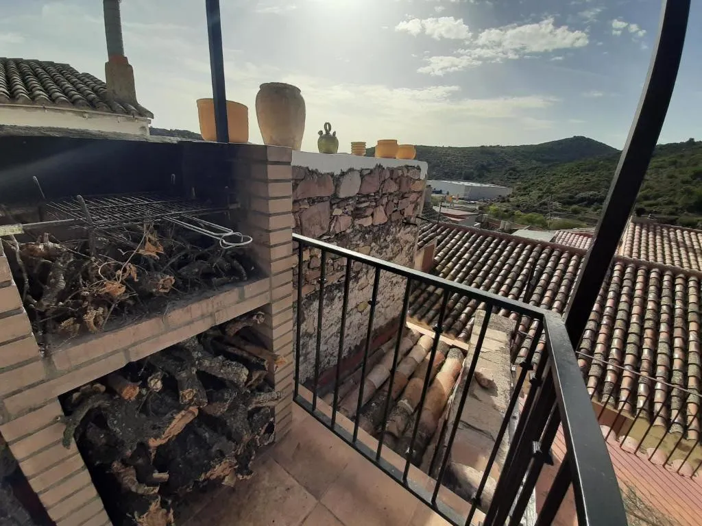 ÁTICO RURAL "EL COLMENAR" para parejas, amigos o familia a la montaña，位于Chóvar的酒店