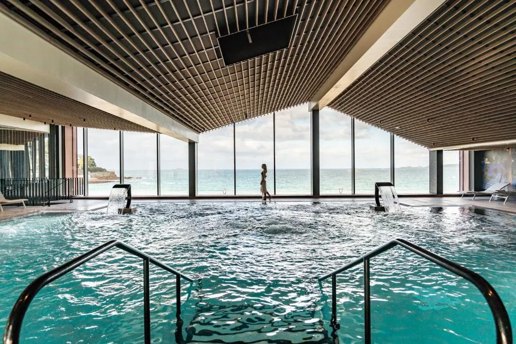 Hôtel Roz Marine Thalasso Resort，位于佩罗斯-吉雷克的酒店