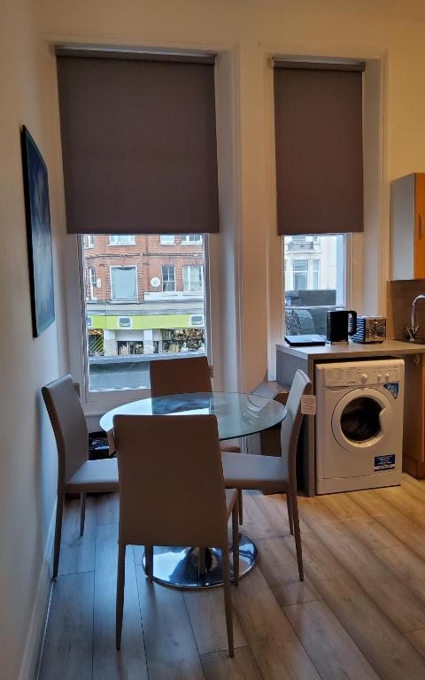 2 Bedroom Apt at Sensational Stay Serviced Accommodation - Kilburn High Road photo