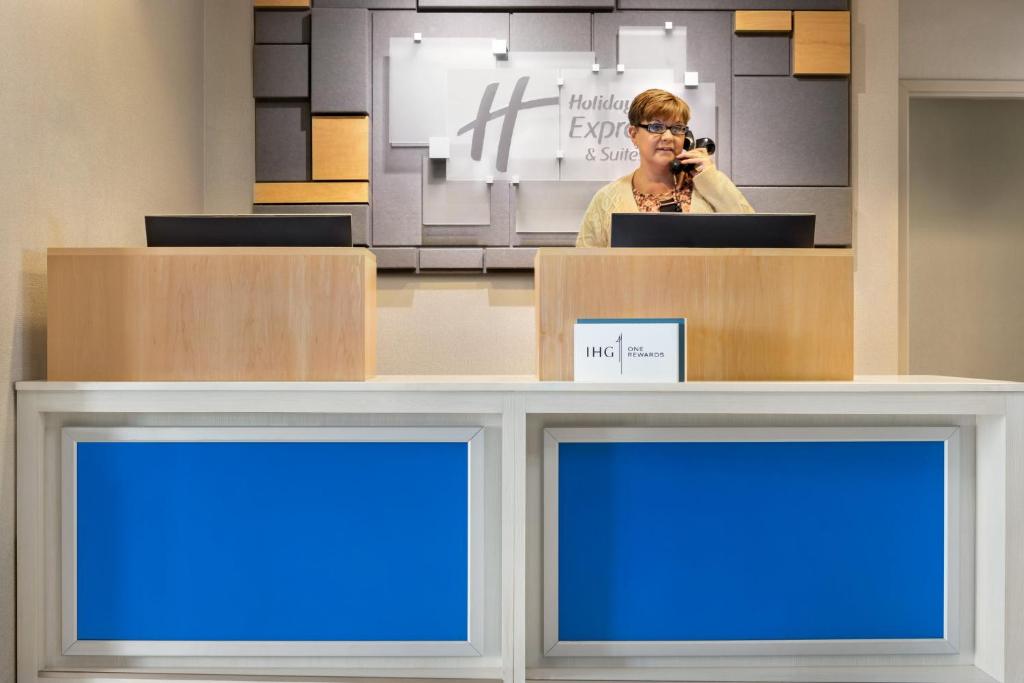 Holiday Inn Express Hotel & Suites Anniston/Oxford photo