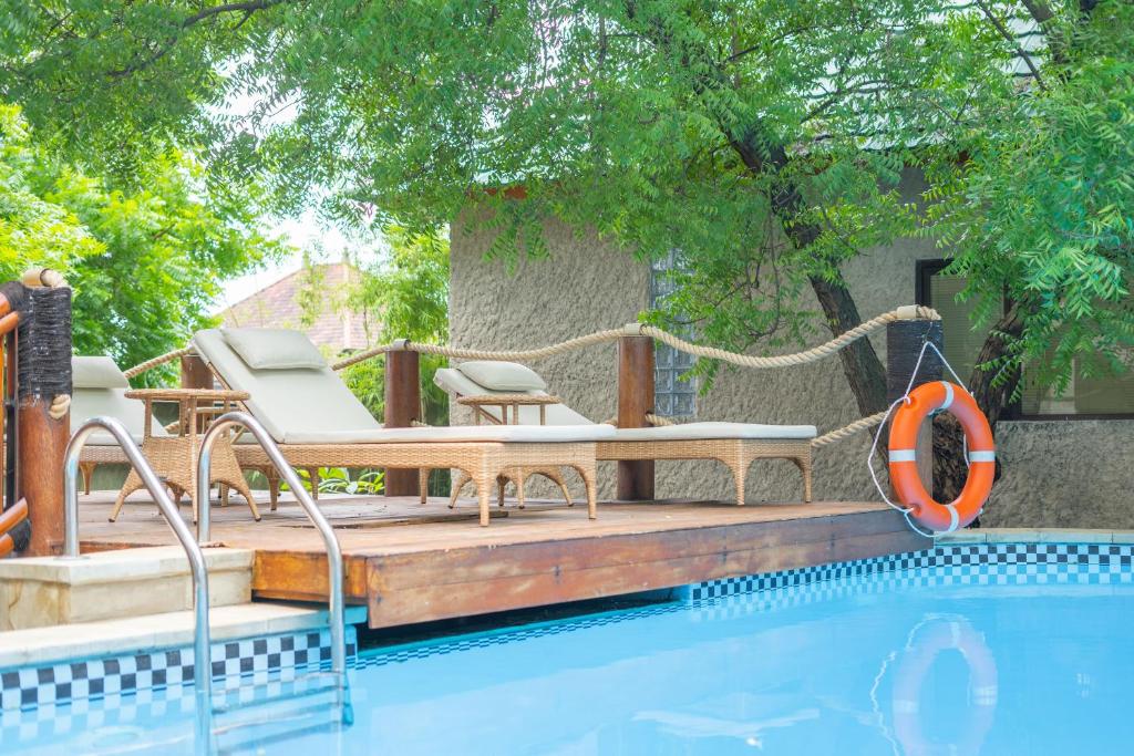 Swimming pool