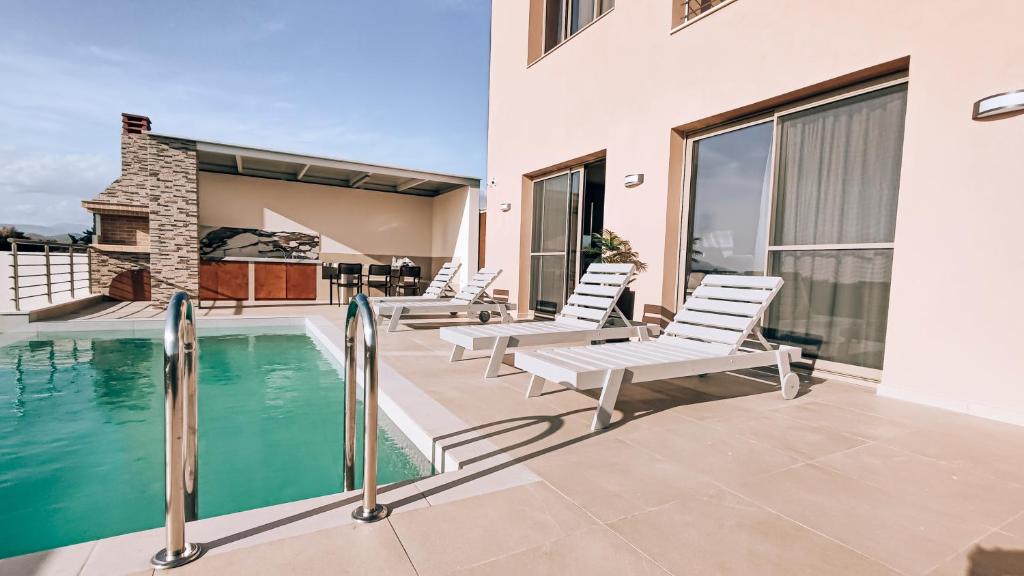 IRINI. seaview - beach - pool - privacy, Tympáki