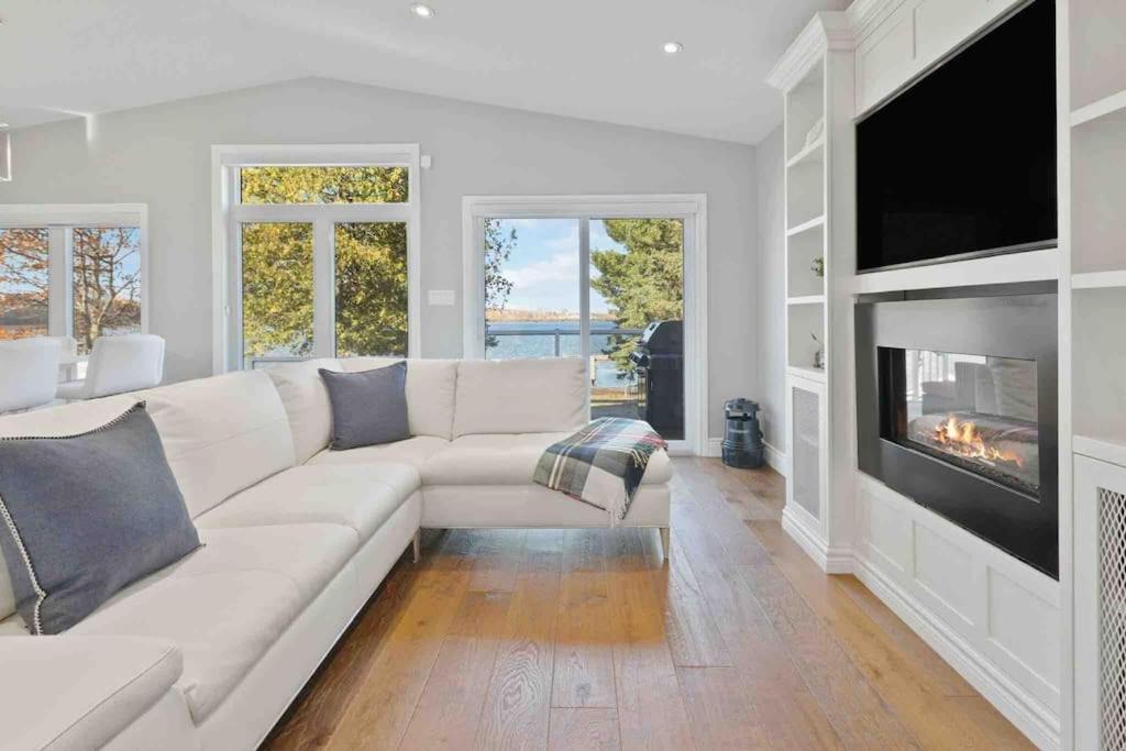 Impressive Modern Waterfront Home on Georgian Bay, Port McNicoll