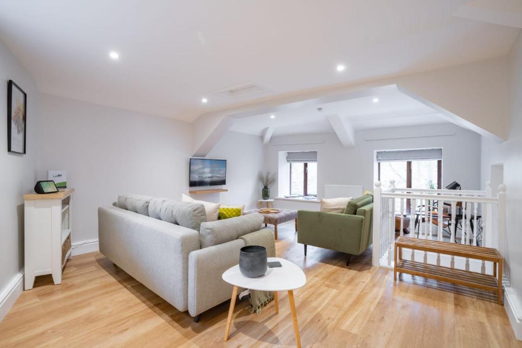 Spacious Property with Waterfall View by LetMeStay, Ambleside