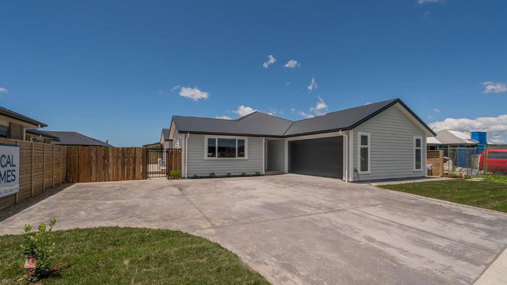 Hosts on the Coast Kick Back on Kupe, Whitianga