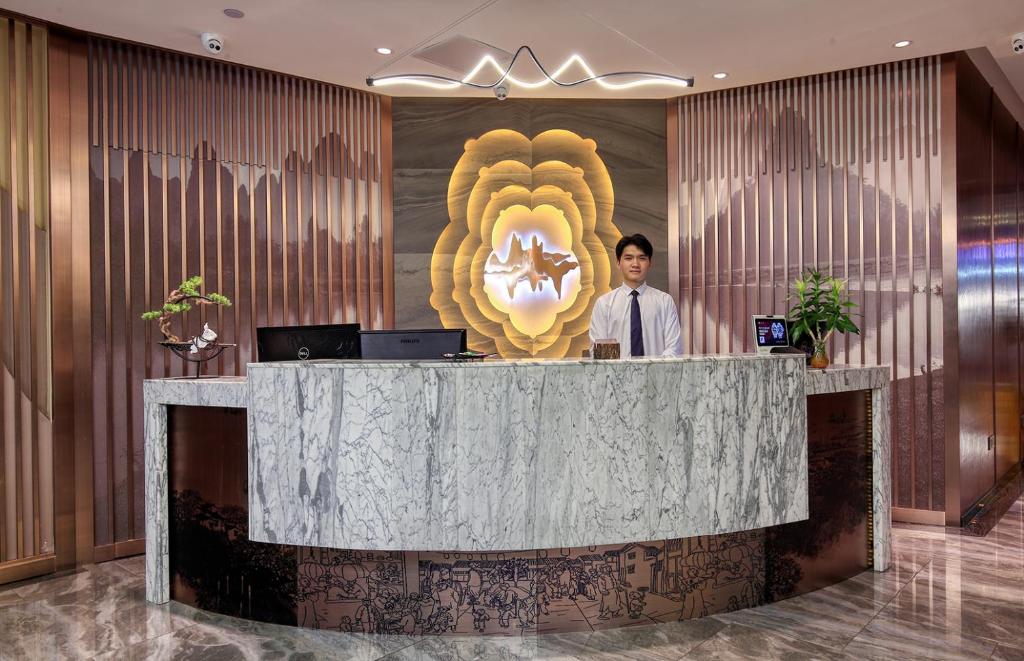 Wing Hotel Guilin - Central Square photo