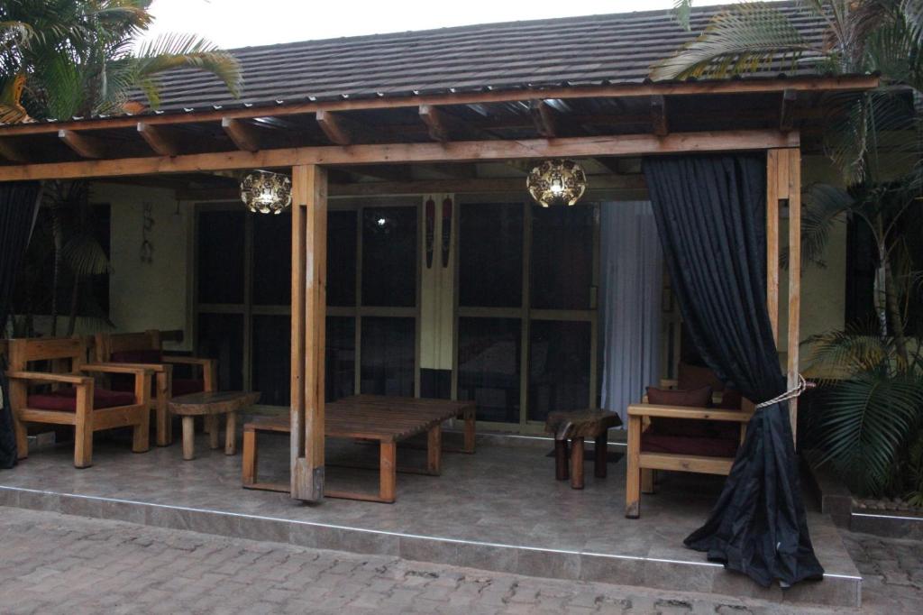 Chel and Vade Cottages, Jinja