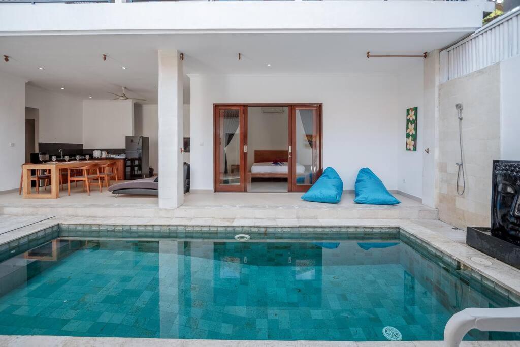 Silver Moon - Fantastic 4BR Villa in Seminyak Top Location, Seminyak