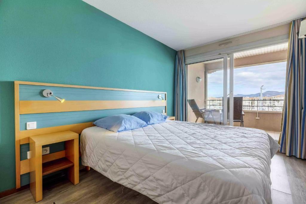 Select One-Bedroom Apartment (4 People)