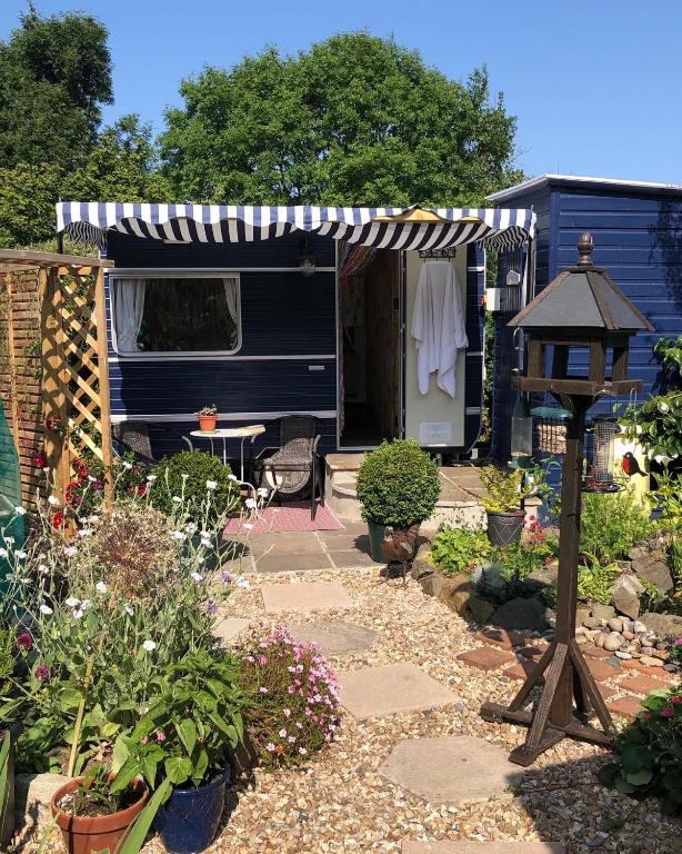 Fascineren Ansichtkaart Voorbeeld Down The tuin Path Vintage Caravan B&B, Hennock, Bed & Breakfast Newton  Abbot