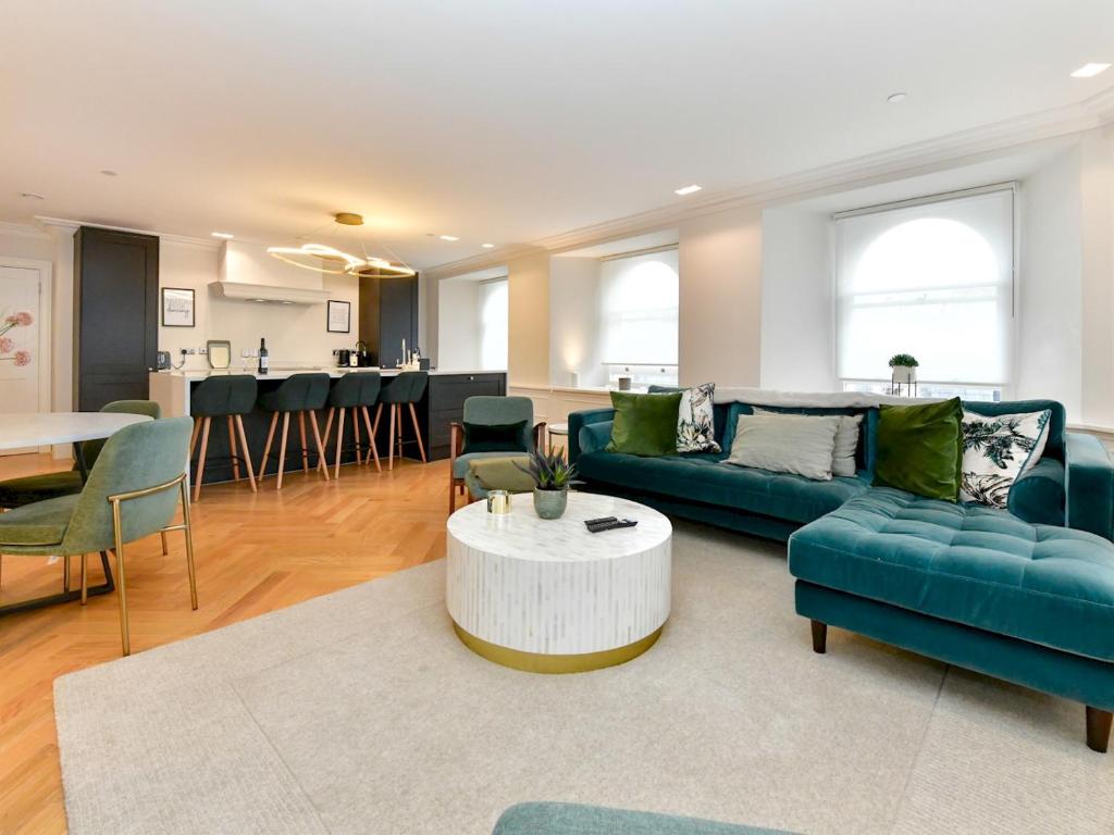 Pass the Keys Beautiful 2 Bed Apartment with Parking in the Bay, Cardiff