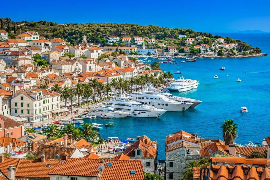 Hvar Adria, Hvar