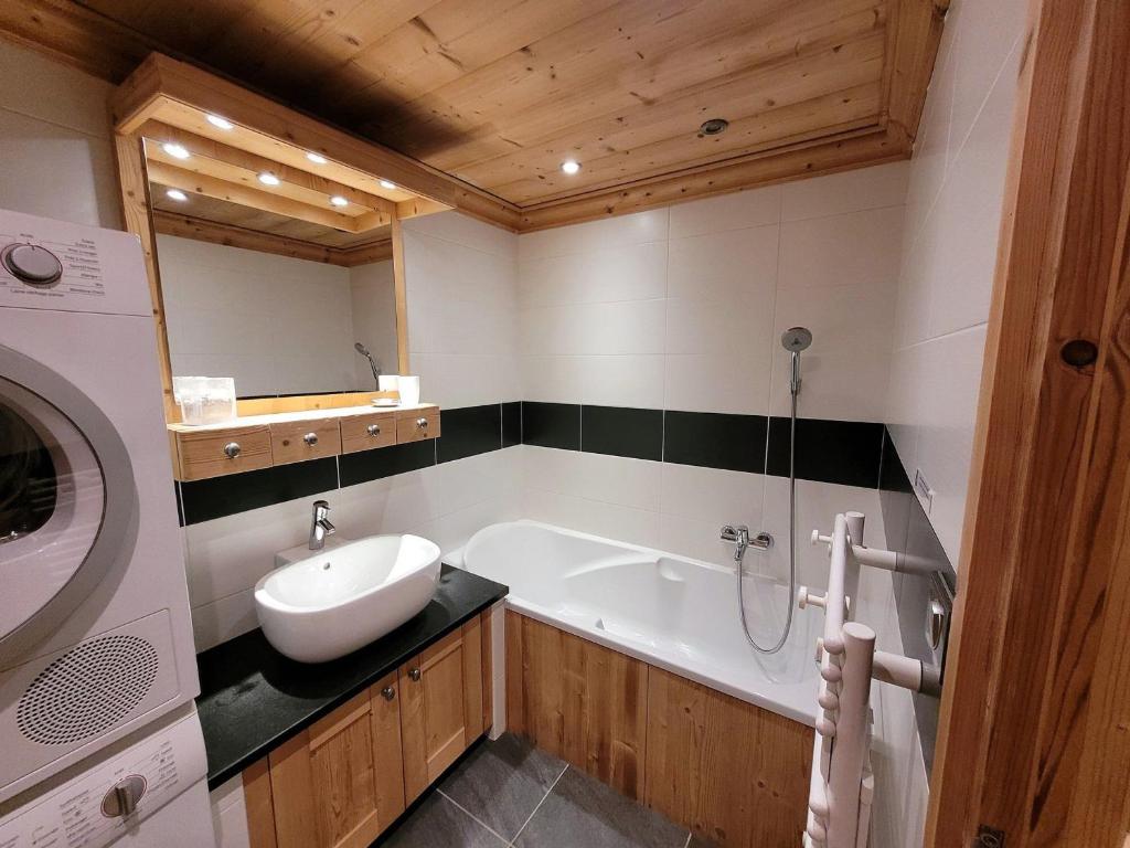 Spacieux appartement centre village avec parking et balcon - FR-1-598-126 - 2