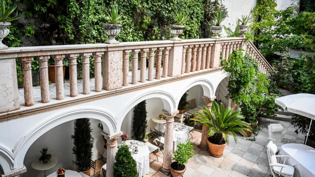 Facilities, Hotel Opera in Munich