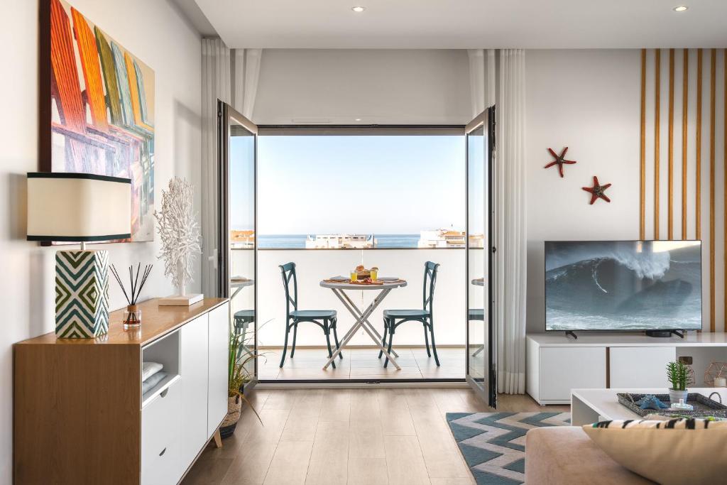 Ocean Lookout with private parking in the heart of Nazaré, Nazaré