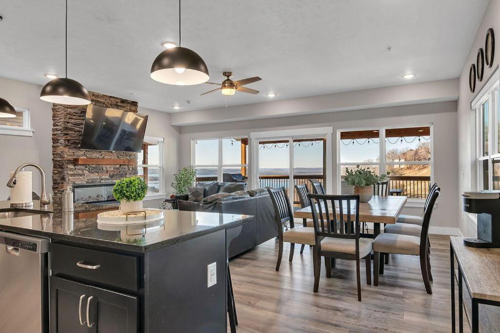 Bird's Eye View at Table Rock Lake $400 Daily Attractions, Branson