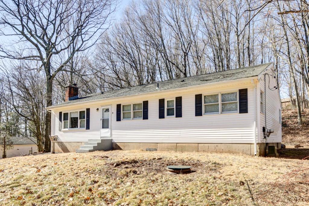 Quaint Hamden Home 7 Mi to Yale University!