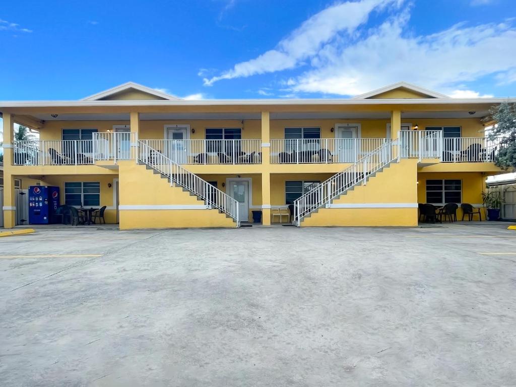 Hollywood by the Sea, Hollywood