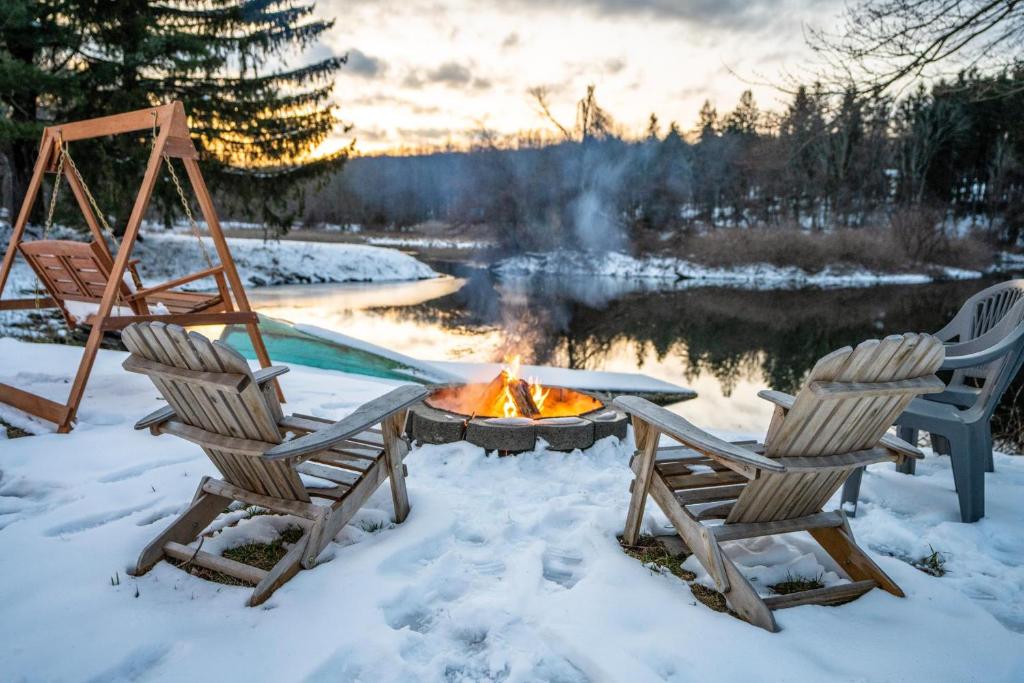 Poconos 2bd - Peaceful Lakeside Retreat!