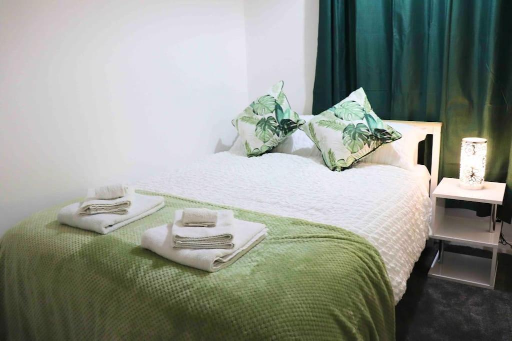 Unique 3 Bedroom House FREE WiFI & Parking, Knowsthorpe