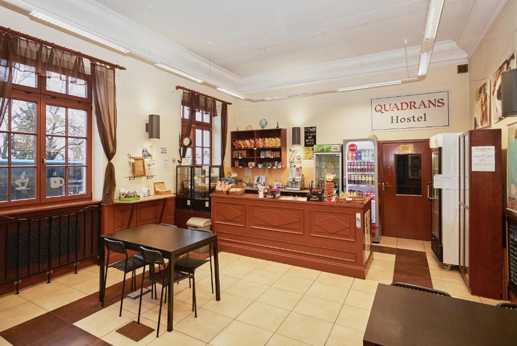 Quadrans Hostel and Caffee na dworcu kolejowym Modlin 7 min jazdy lotniskowym autobusem wahadlowym photo