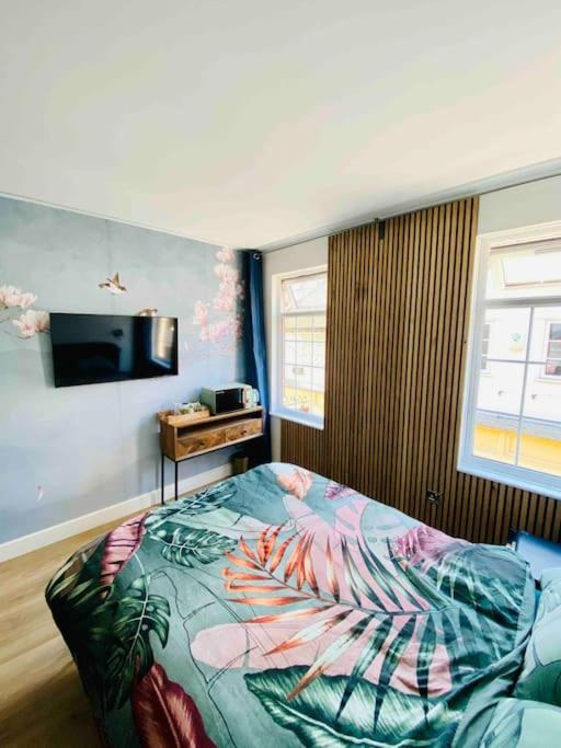 New studio flat overlooking city centre