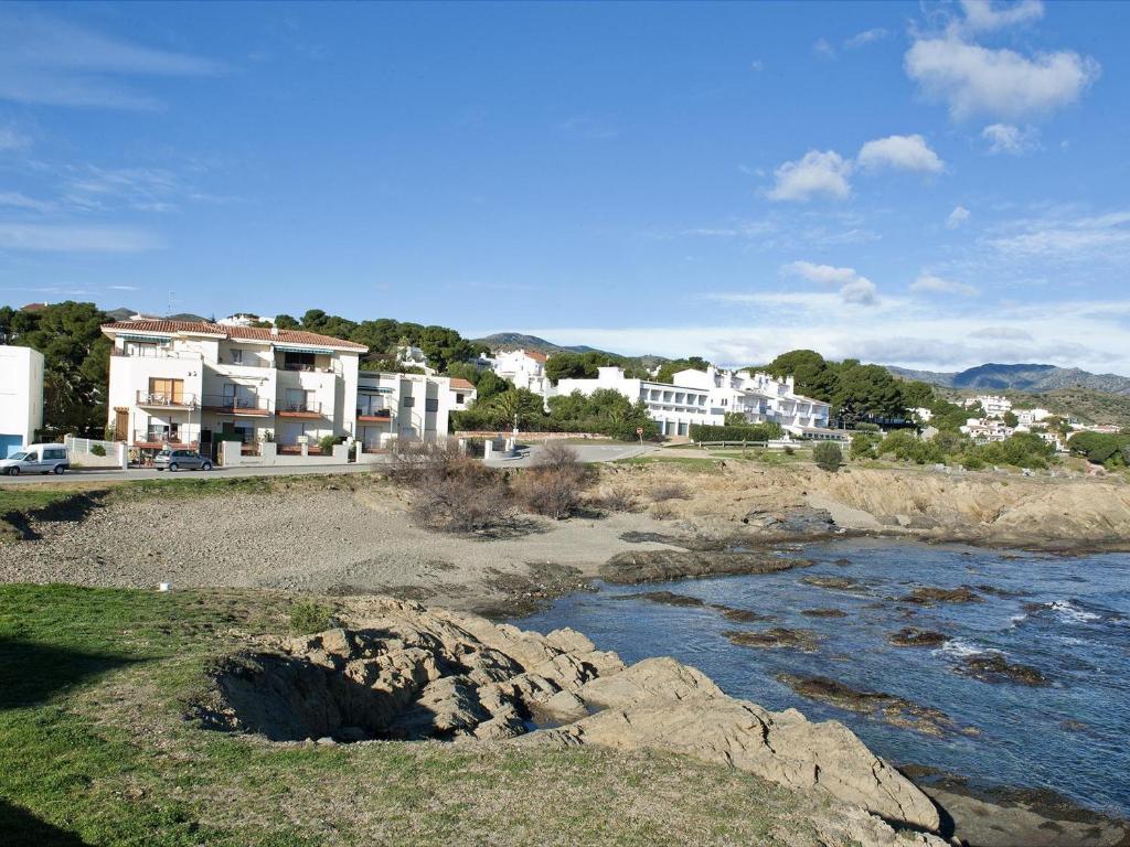 Apartamento luminoso en 1ª línea de mar con terraza y vistas, cerca de playas y comercios. - ES-228-36 - 2