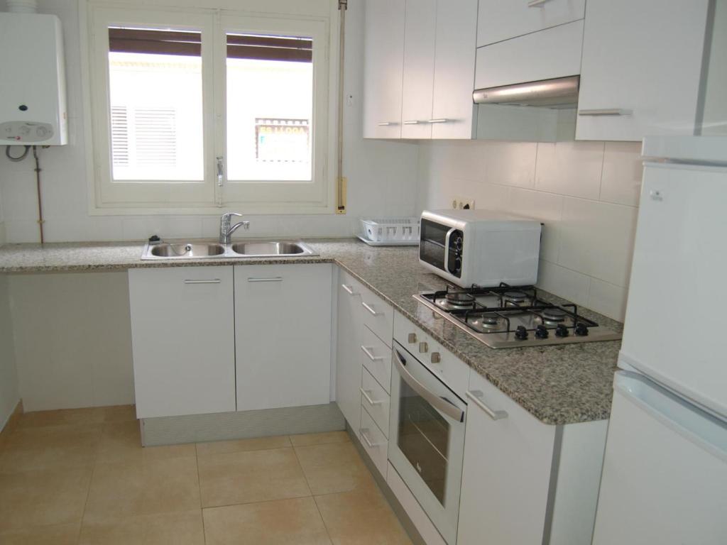 Apartamento renovado, céntrico y luminoso a 100m de la playa del Puerto, Llançà - ES-228-37 - 2