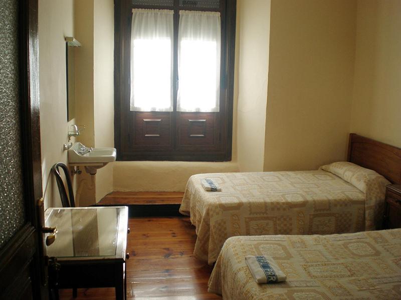 Hostal Paris - 5