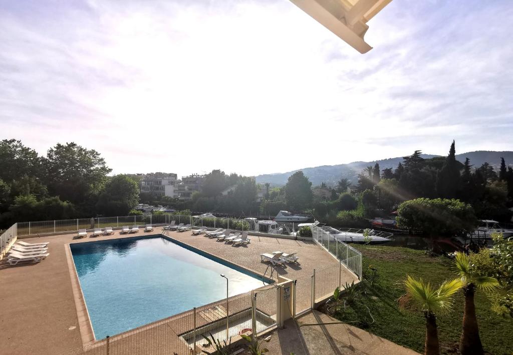 Appartement 5 en duplex, avec deux chambres - LES SUITES DE ROBINSON - Résidence avec piscine en bord de Siagne, à Mandelieu-La-Napoule, Mandelieu-la-Napoule