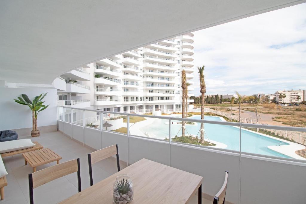 Global Properties, Apartamento con terraza y vistas a la piscina en Gran Canet, Canet de Berenguer