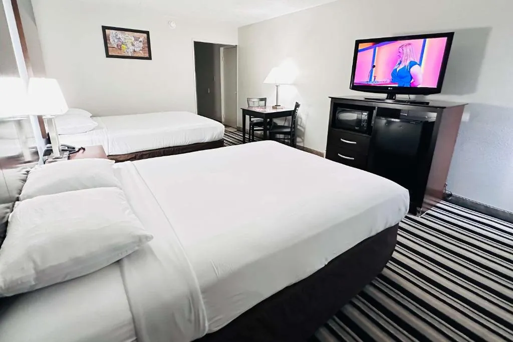 Econo Lodge，位于阿德莫尔的酒店