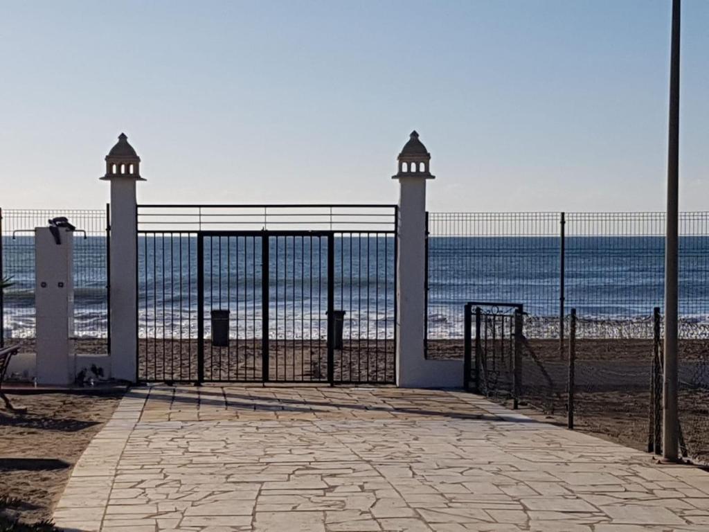 Casa baja naturista con patio en primera línea de playa con piscina comunitaria! - 3