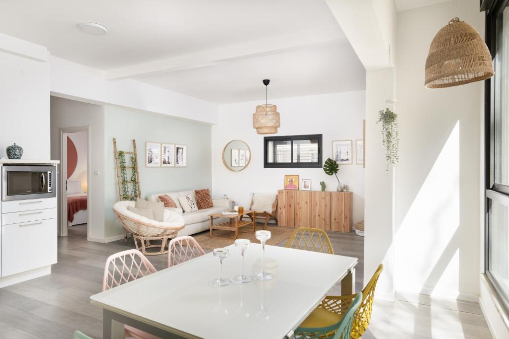 Fresh Design 2BR in City Center by FeelHome, Tel Aviv