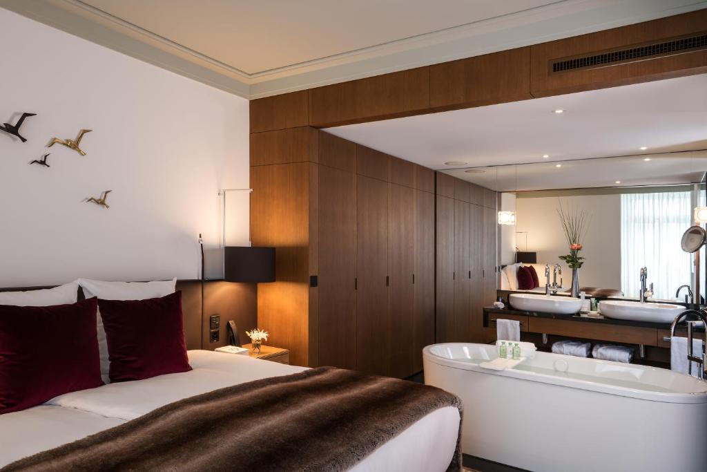 Heritage Lake View Suite