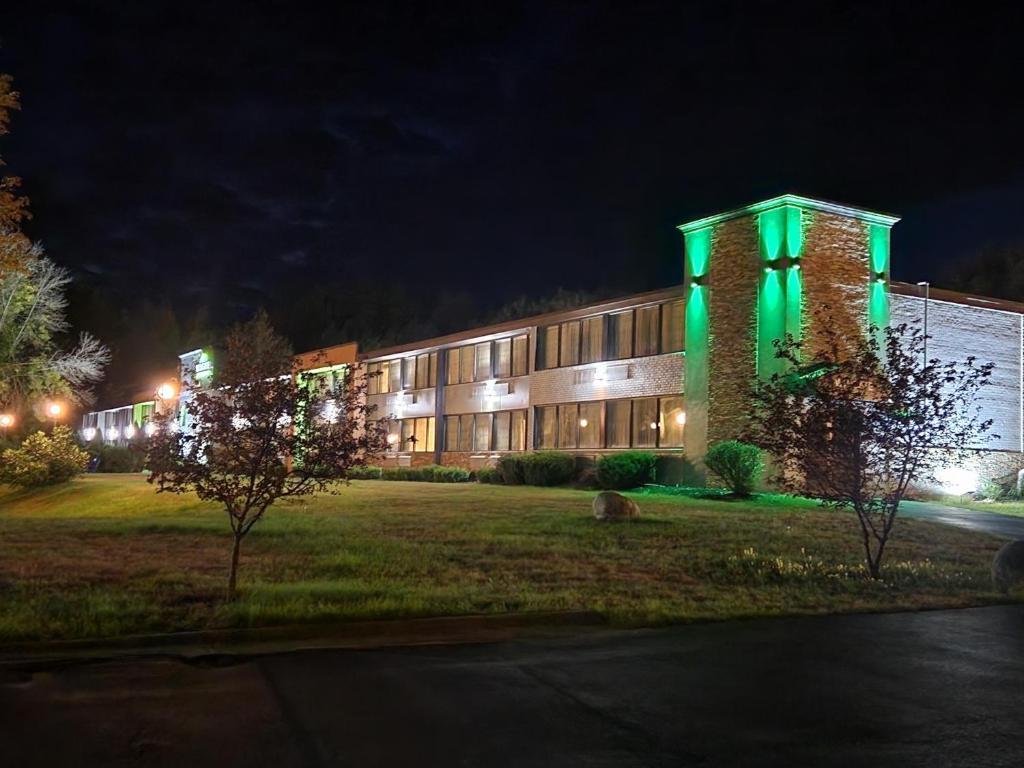 Wingate by Wyndham Lake George photo