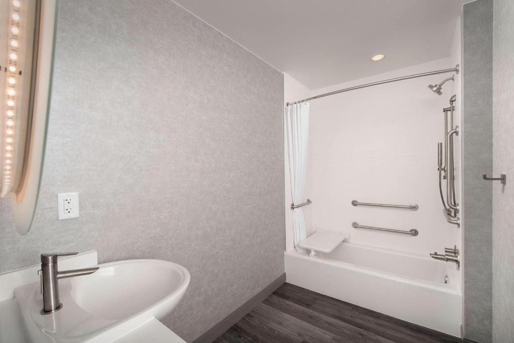 SpringHill Suites Atlanta Downtown photo