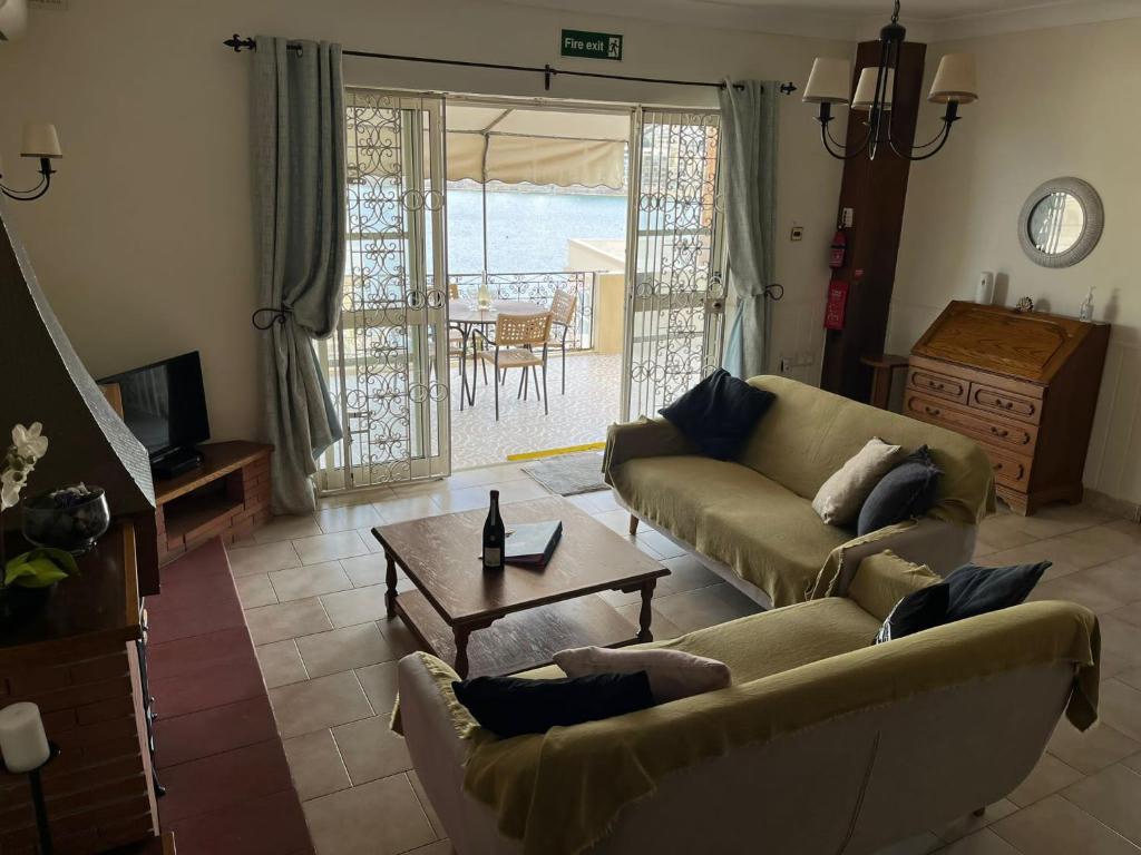 Groundfloor Apartment By The Sea, Fabulous Views, St Paul's Bay