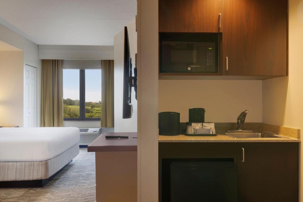 SpringHill Suites Newark Liberty International Airport photo