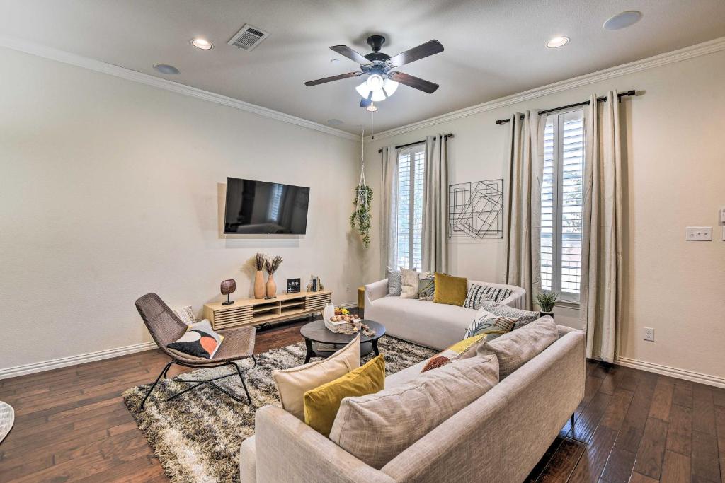 Luxe Irving Townhome 15 Mi to Downtown Dallas (TX) reviews, prices of Hotels