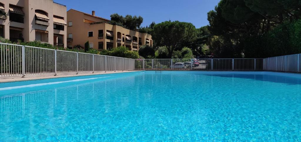 Appartement de charme wi-fi ,clim, garage jardin privés, piscine environnement arboré - 1