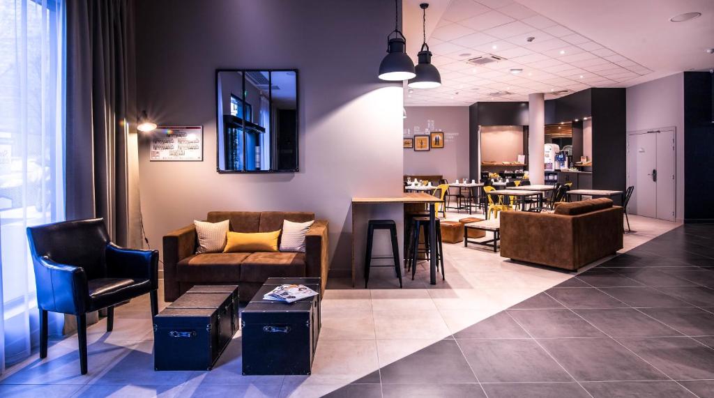 Best Western Plus Suitcase Paris la Defense