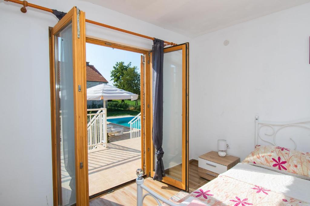 House Stone Curlew 4, Lišane Tinjske