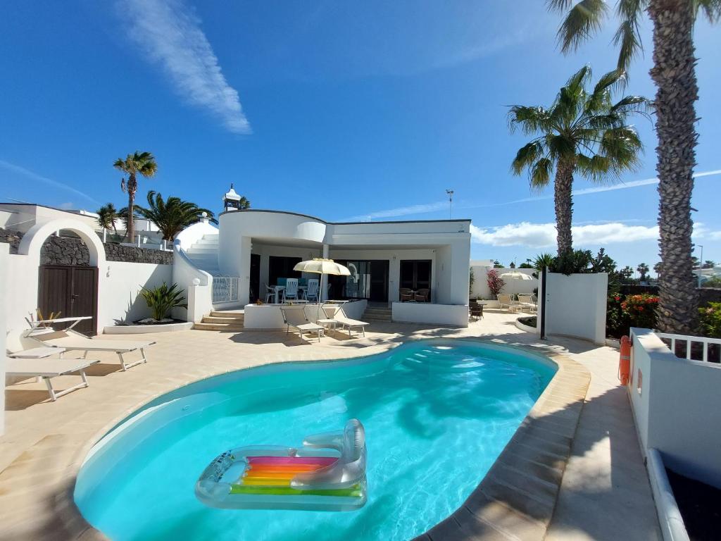 Sol y Luna Room & Suite Lanzarote Holidays - Heated pool 전경