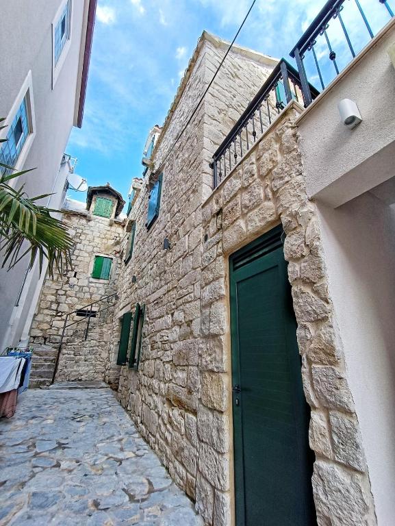 Luxury Apt Petra in 400 year old stone house 4+2 photo