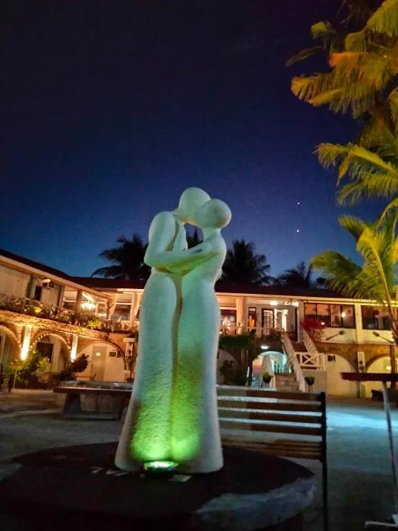 Sunbloom Beachfront Hotel and Restaurant Zambales, Hotel in Sinabacan