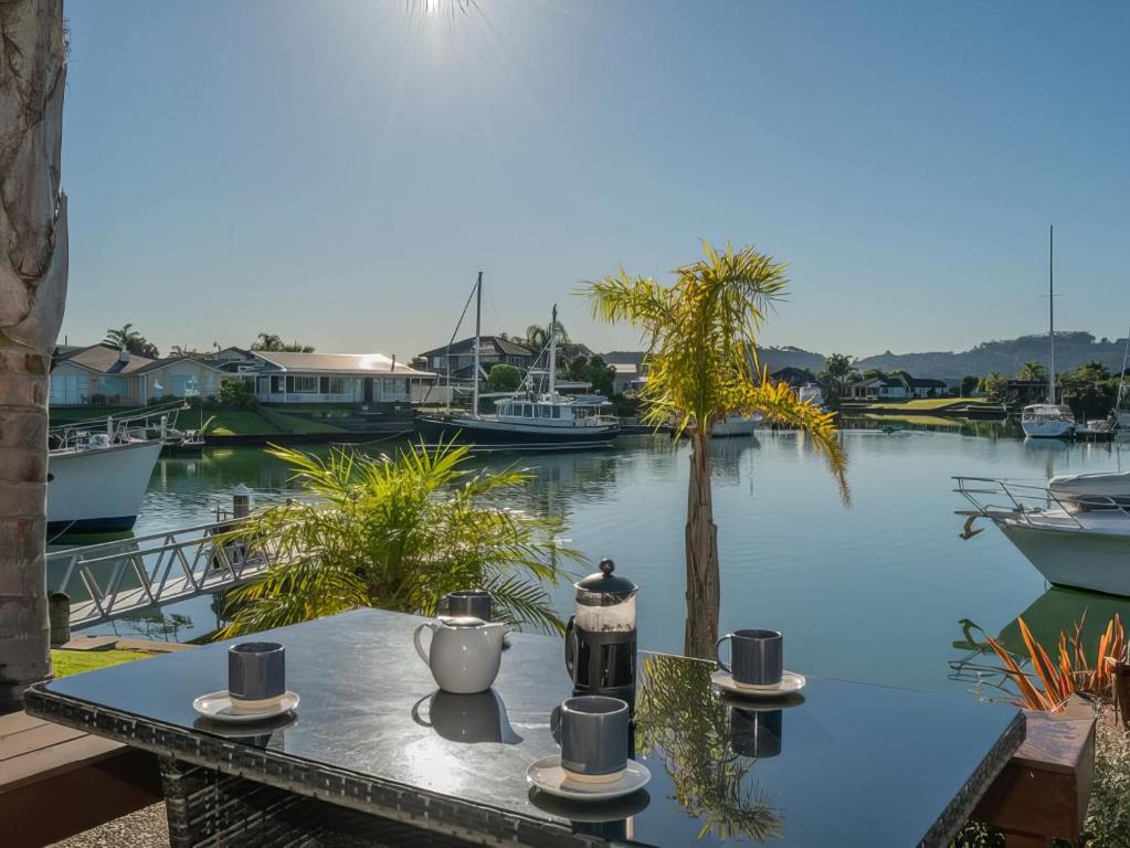 Hosts on the Coast Boost Morale on the Canal, Whitianga