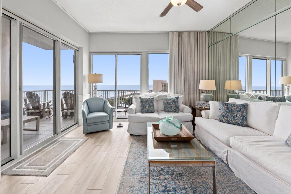 NEWLY RENOVATED! Breathtaking views! Fourth Floor! Pools! Grill! Beach Chairs, Destin