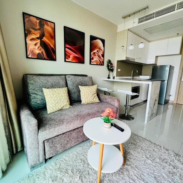 Riviera Jomtien Roomy 1-BDR Seaview Condo photo